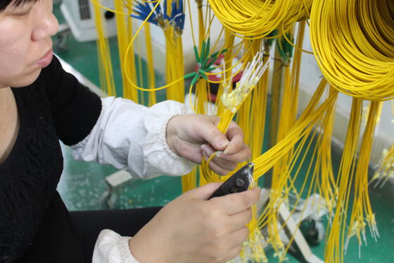 Патч-корд SC/APC-SC/APC Simplex с низкими вносимыми потерями, высоким обратным отражением и индивидуальной длиной