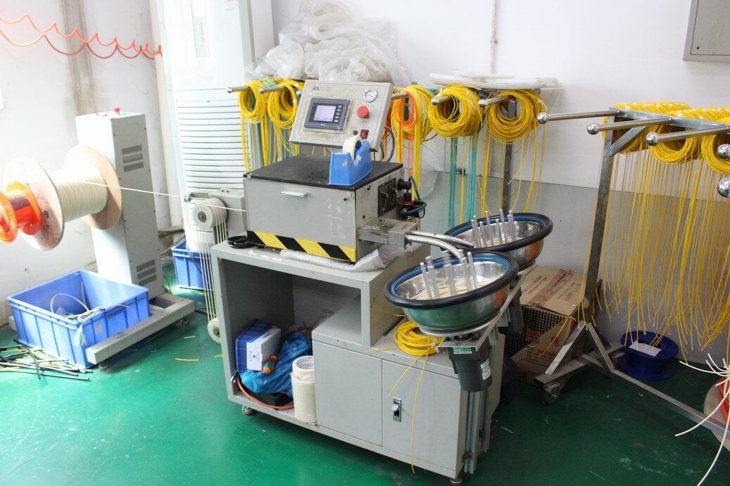 Патч-корд SC/APC-SC/APC Simplex с низкими вносимыми потерями, высоким обратным отражением и индивидуальной длиной